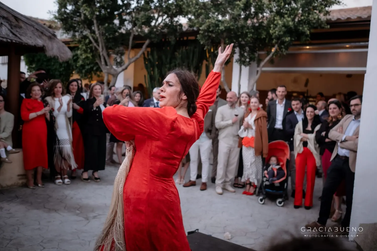 Manuela Fernández bailando en una celebración