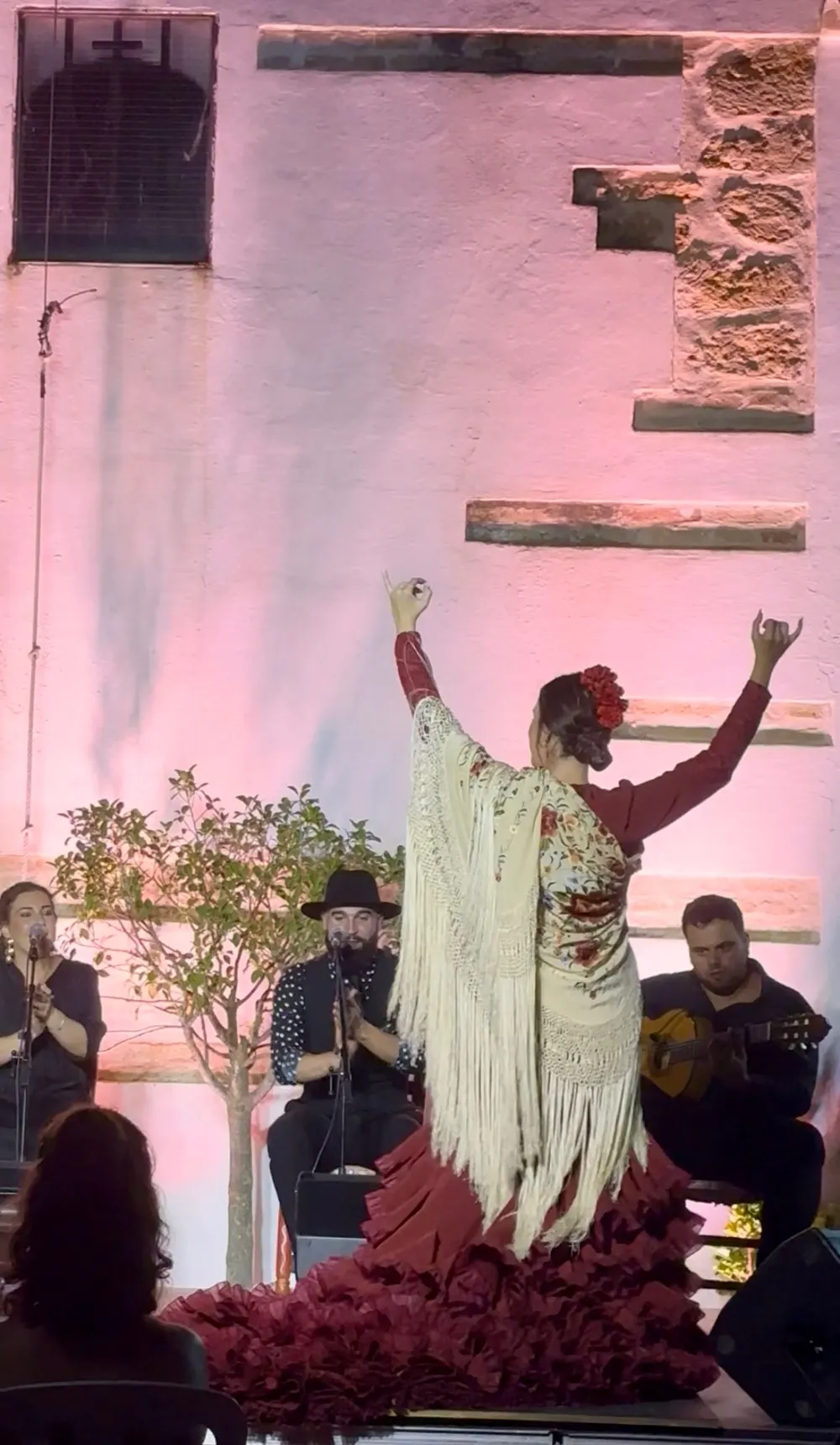 Manuela Fernández bailando con mantón en Carmona