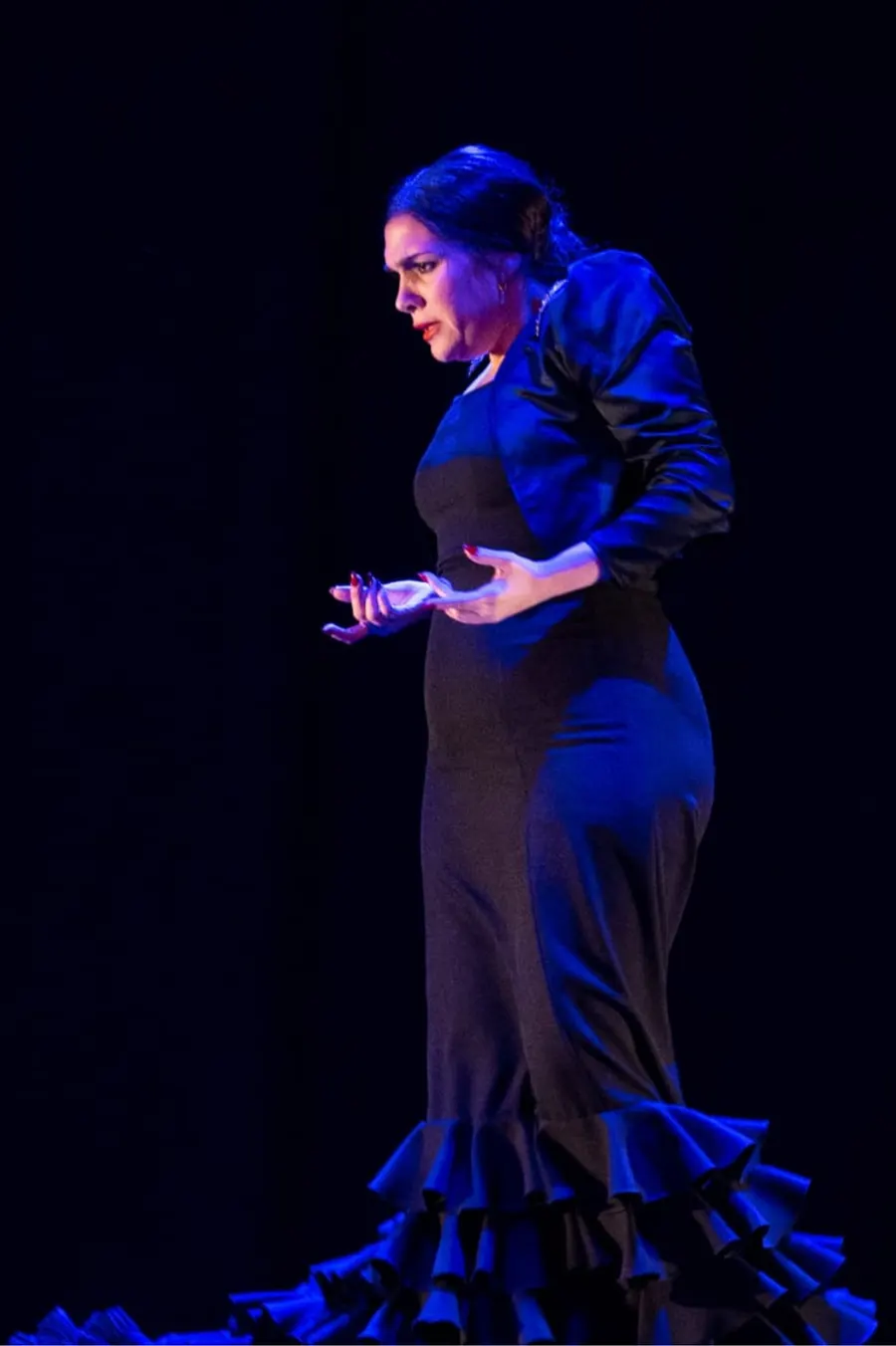 Retrato en blanco y negro de Manuela Fernández bailando