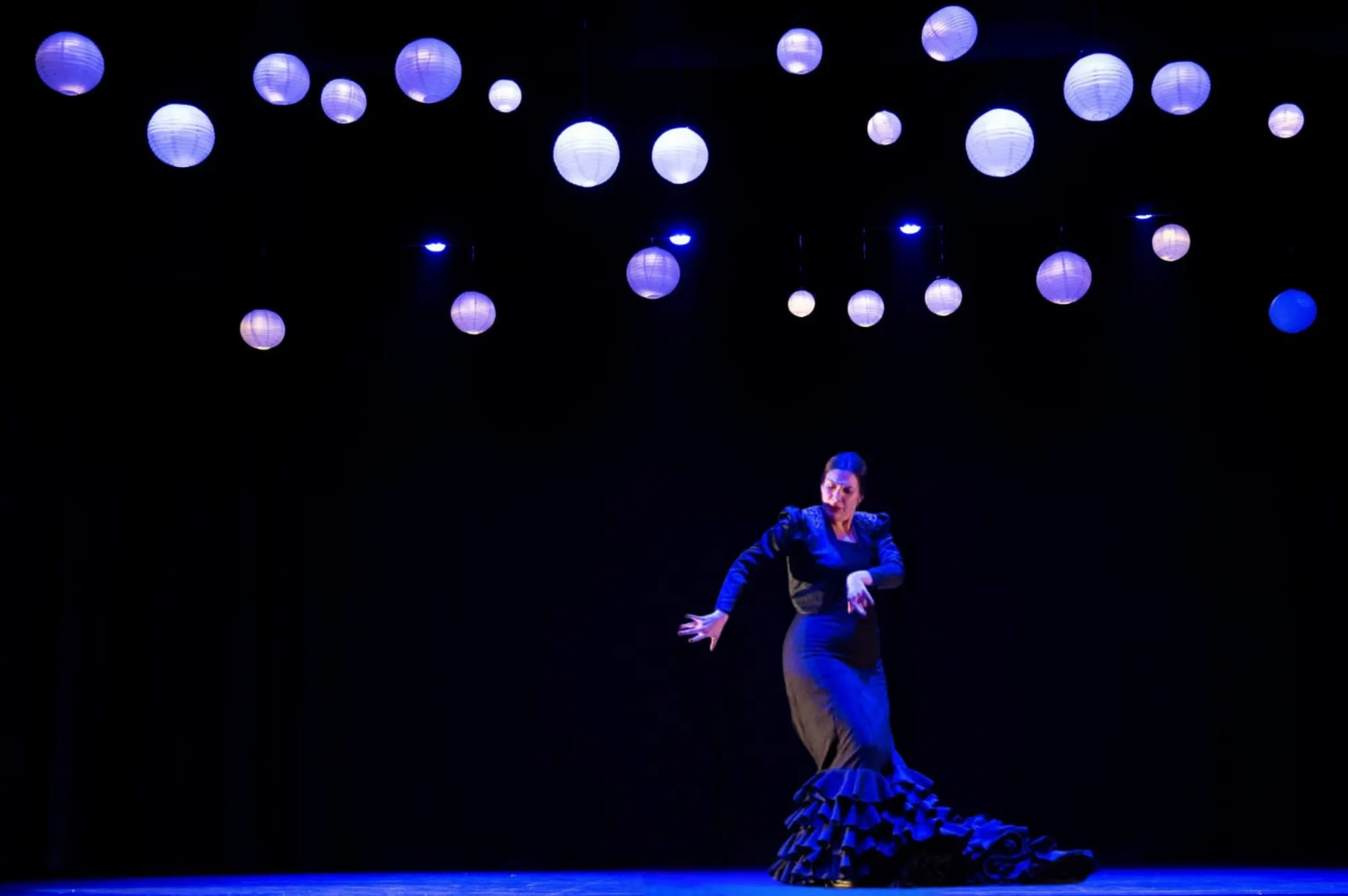 Manuela Fernández bailando sobre el escenario